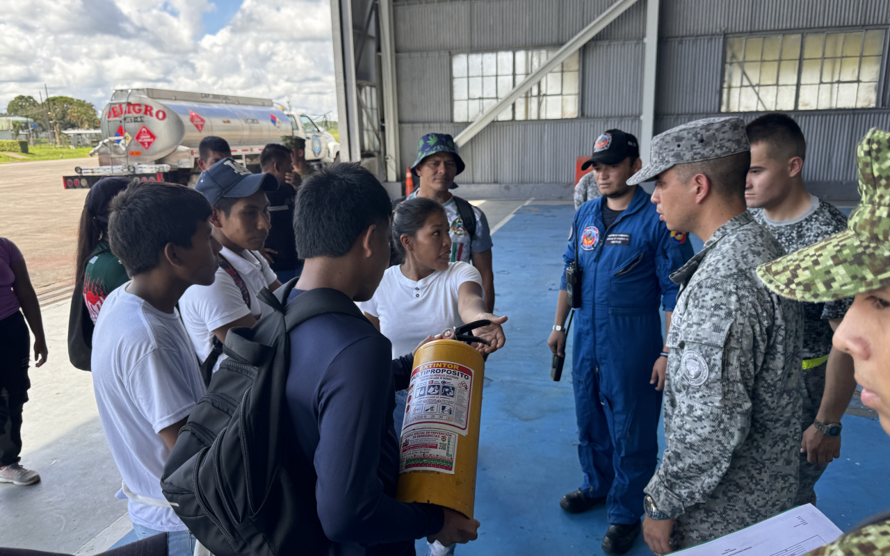 Capacitación en control de incendios a comunidad indígena es liderada por su Fuerza Aérea en el Caquetá
