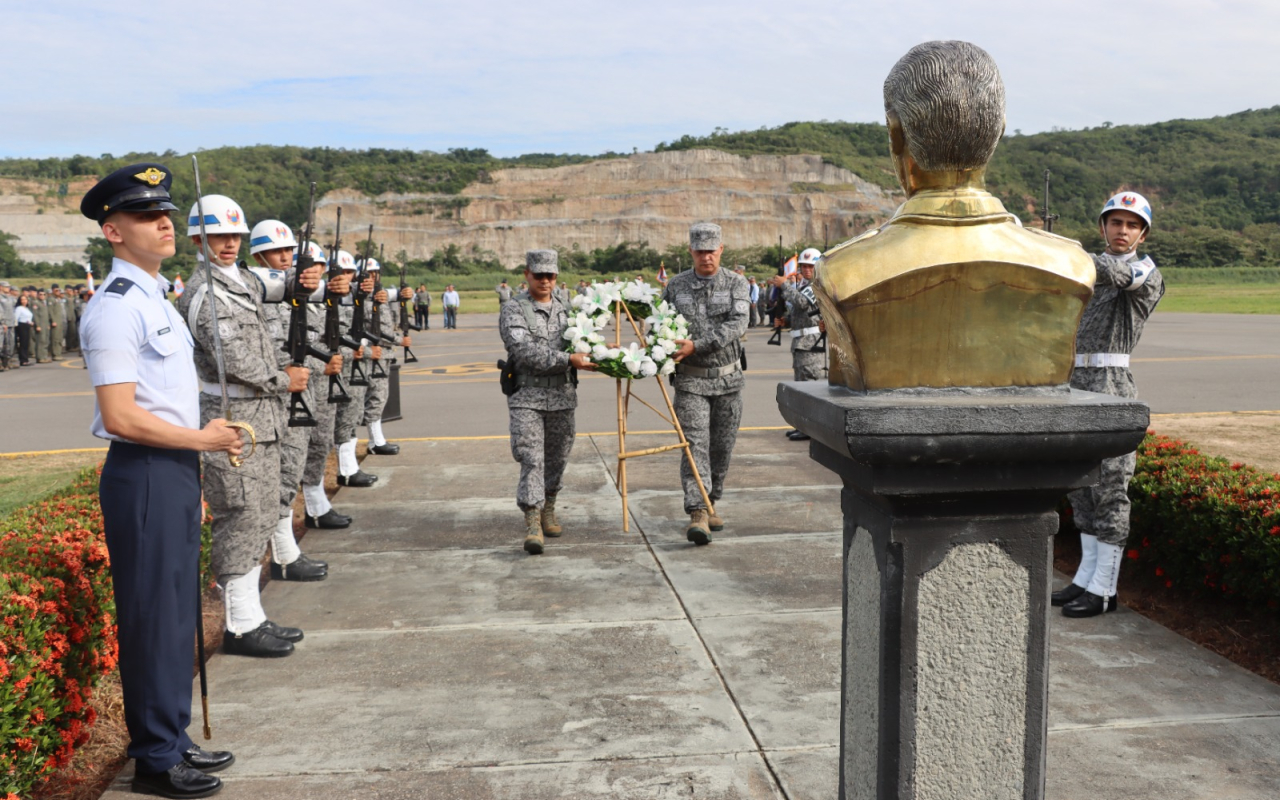 Base Aérea de Melgar rinde homenaje en el Día de los Héroes de la Nación y sus familia 