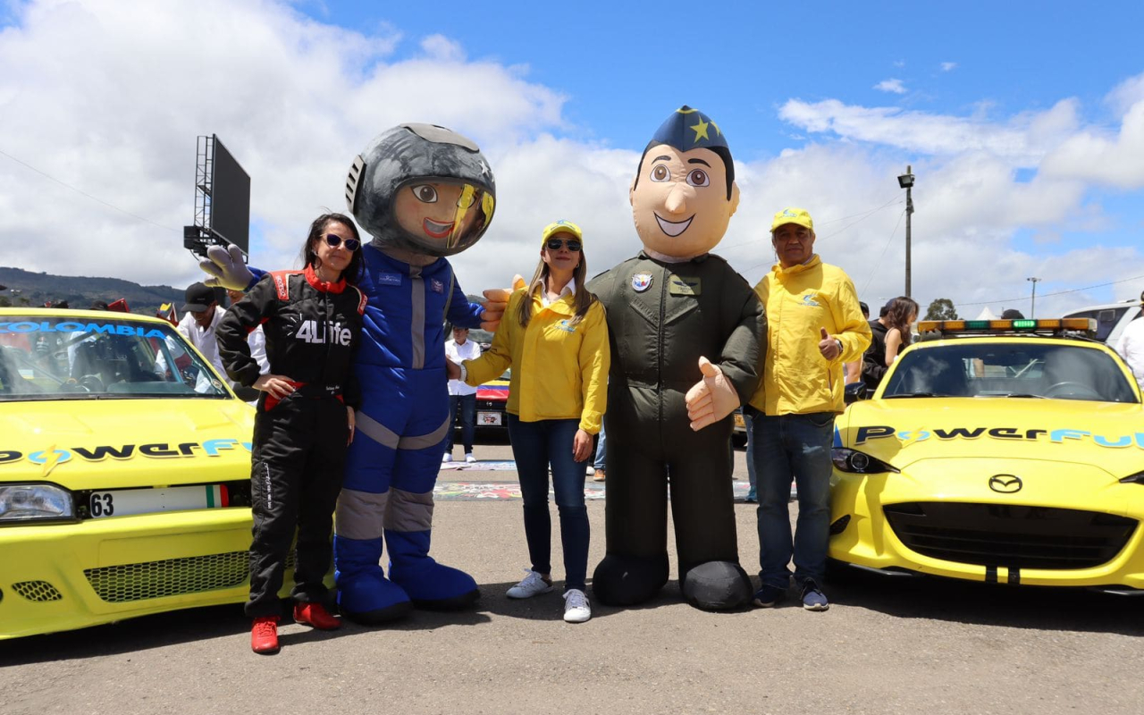 Homenaje a los héroes en la Carrera automovilística TC2000