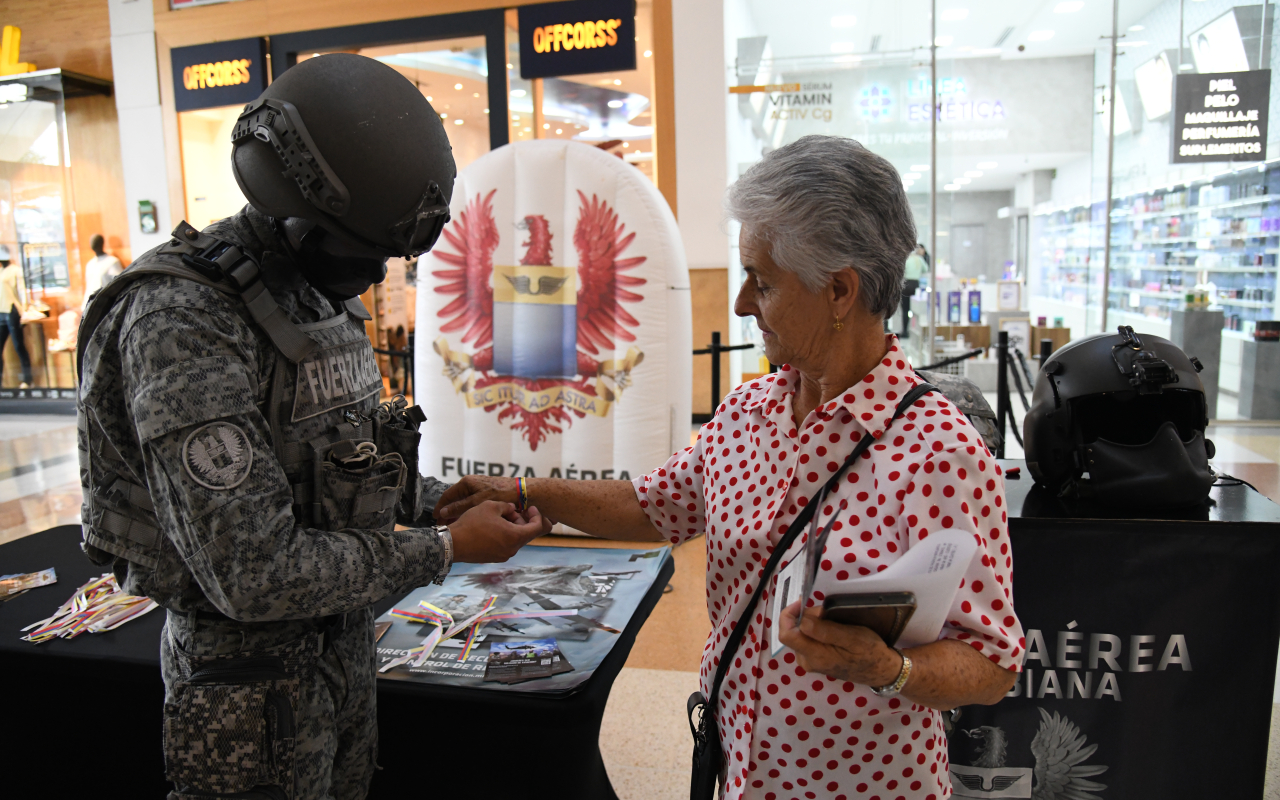 Los antioqueños celebran el mes patrio en compañía de la Fuerza Aérea Colombiana 
