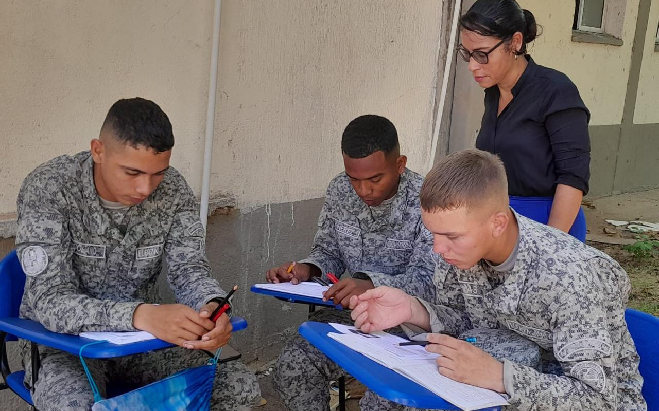 Soldados de la Fuerza Aérea Colombiana estudian su bachillerato mientras prestan su servicio militar
