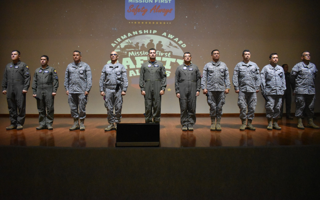 Reconocimiento 'Airmanship Award' fue otorgado al Comando Aéreo de Combate No.1 en Puerto Salgar, Cundinamarca