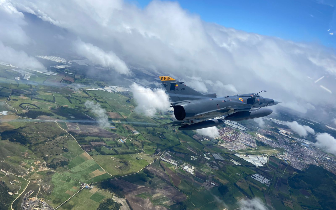 Desfiles militares en Magdalena Medio y aviones Kfir sobre Bogotá, avivaron el orgullo de independencia
