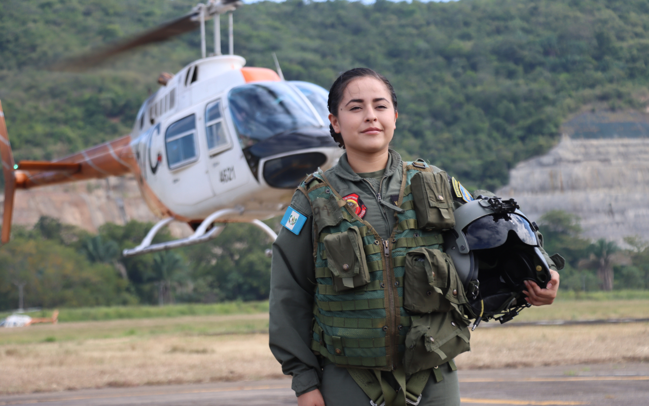 Subteniente de Guatemala alcanza un hito, al formarse como piloto en Colombia