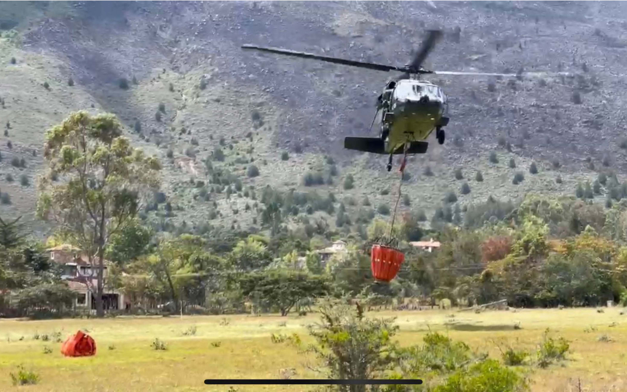 Con sistema Bambi Bucket la Fuerza Aérea Colombiana ataca incendio en Villa de Leyva, Boyacá