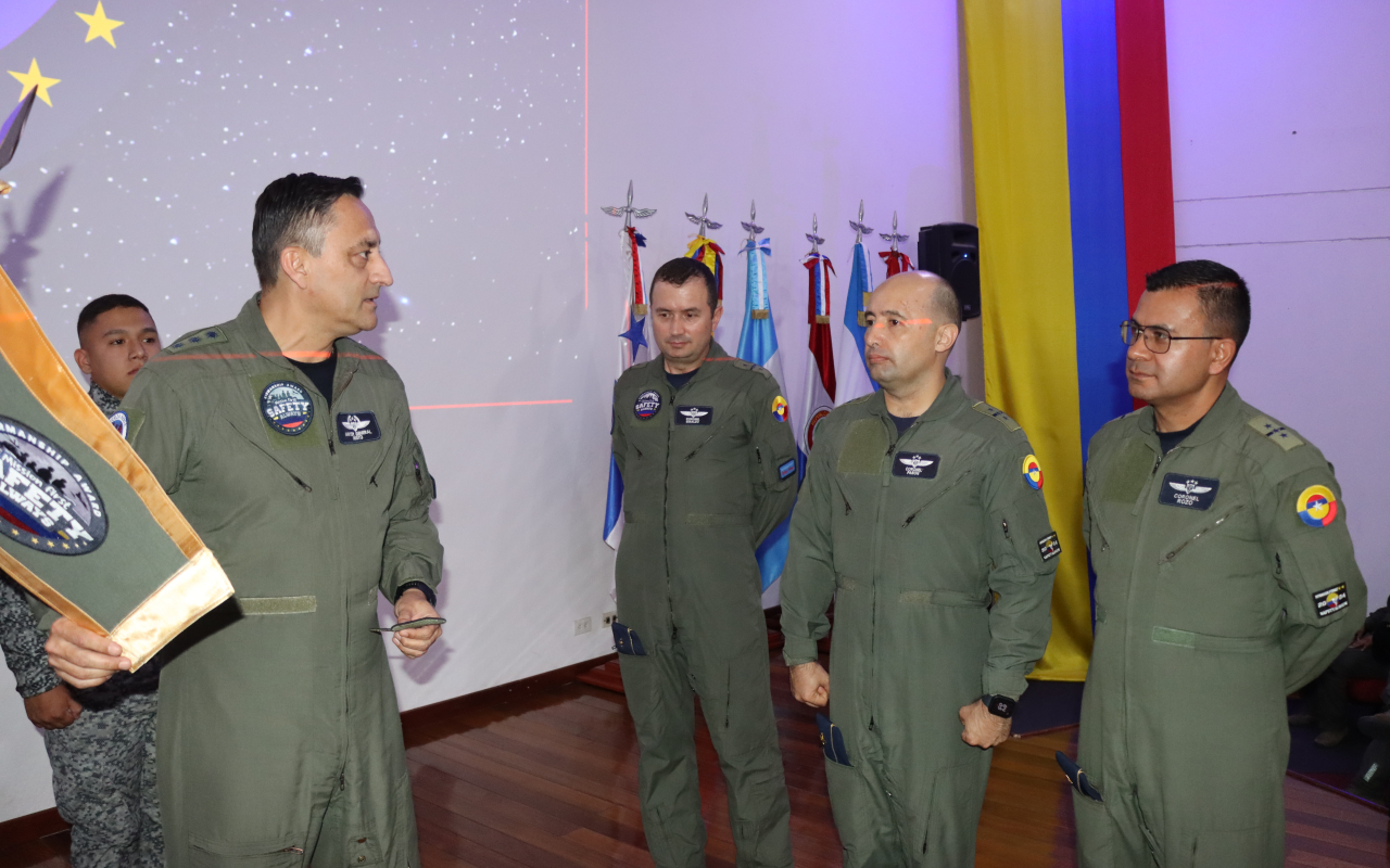 Premio "Airmanship Award" otorgado al Comando Aéreo de Combate No. 4