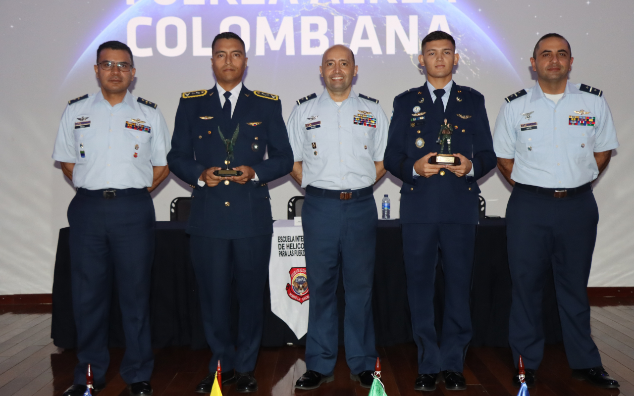 Oficiales culminaron con éxito su formación como piloto básico de helicóptero 