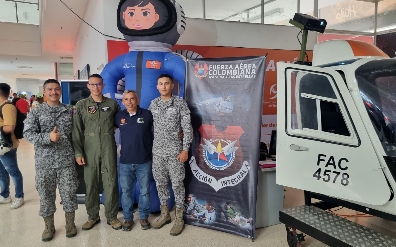 Asistentes a la feria ExpoHuila vivieron la adrenalina de pilotear un helicóptero