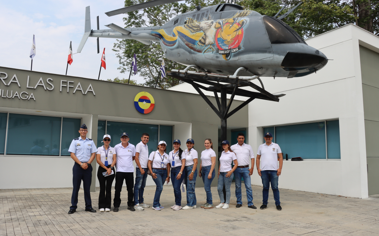 Funcionarios de la Secretaría de Salud conocen las capacidades de su Fuerza Aérea Colombiana