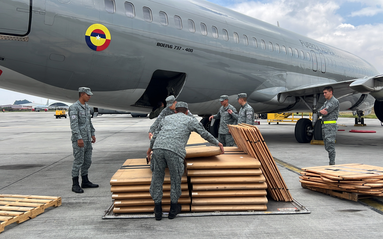 Fuerza Aérea Colombiana envía apoyo a Ecuador para enfrentar incendios forestales