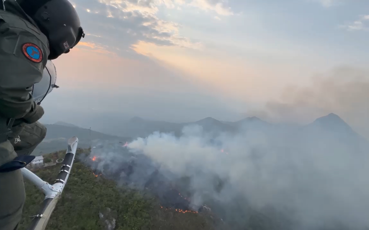 Fuerza Aérea Colombiana apoya a controlar incendio forestal en el cerro La María