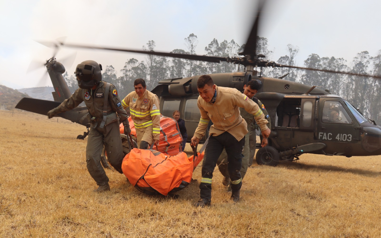 Fuerza Aérea atiende los incendios de gran magnitud de Cundinamarca