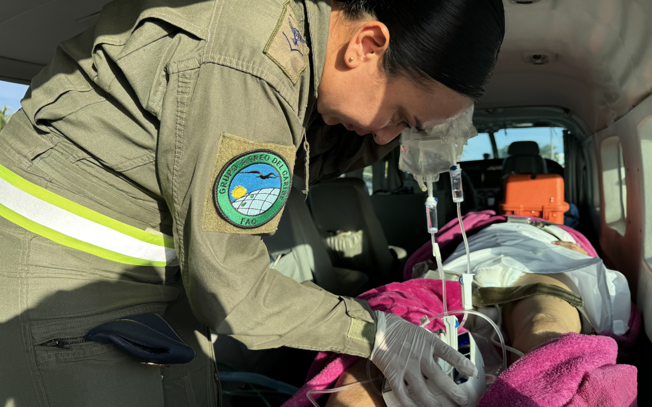 Mujer con complicaciones respiratorias es trasladada en avión medicalizado