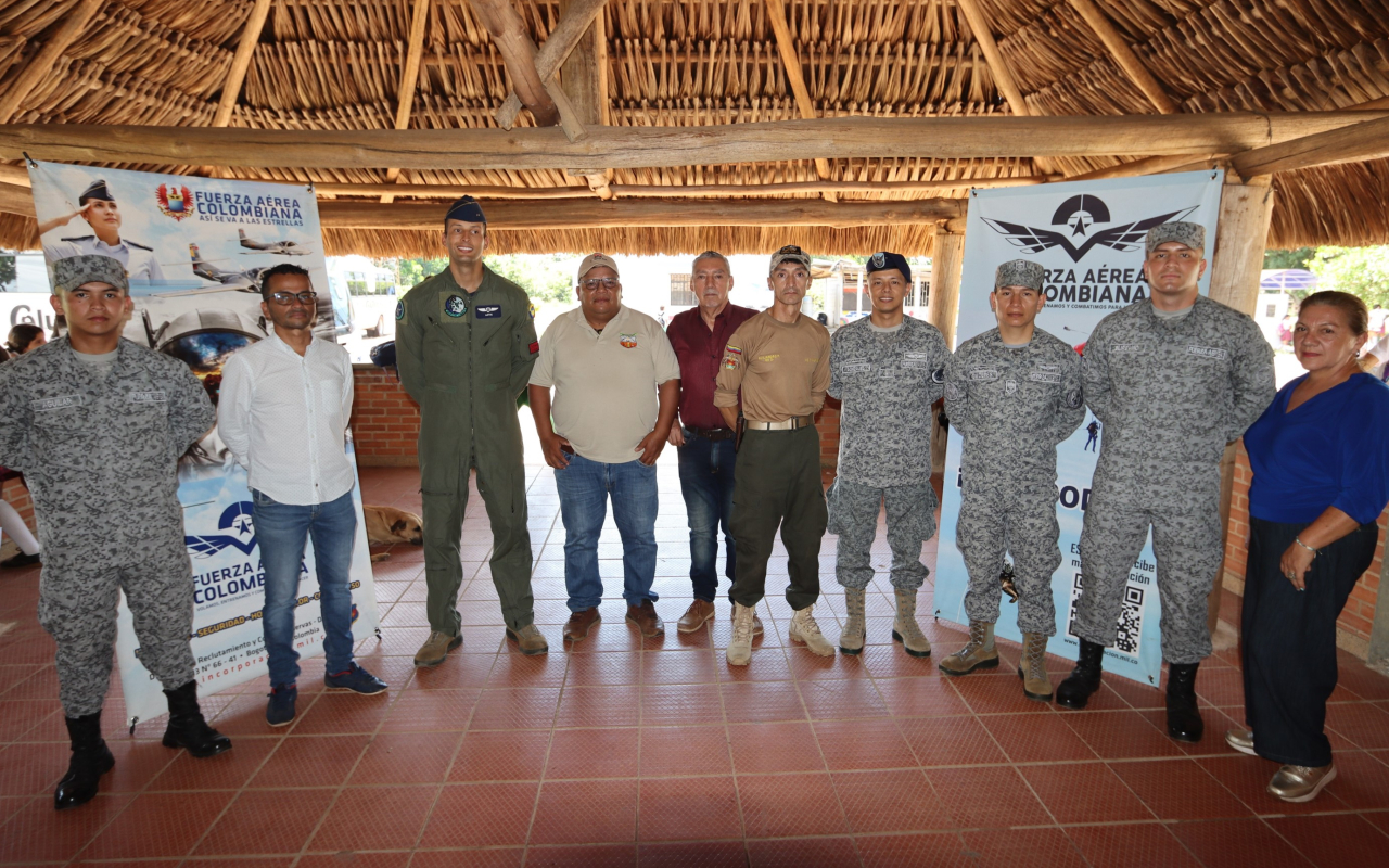 Oferta académica aeronáutica es conocida por comunidad indígena del Meta