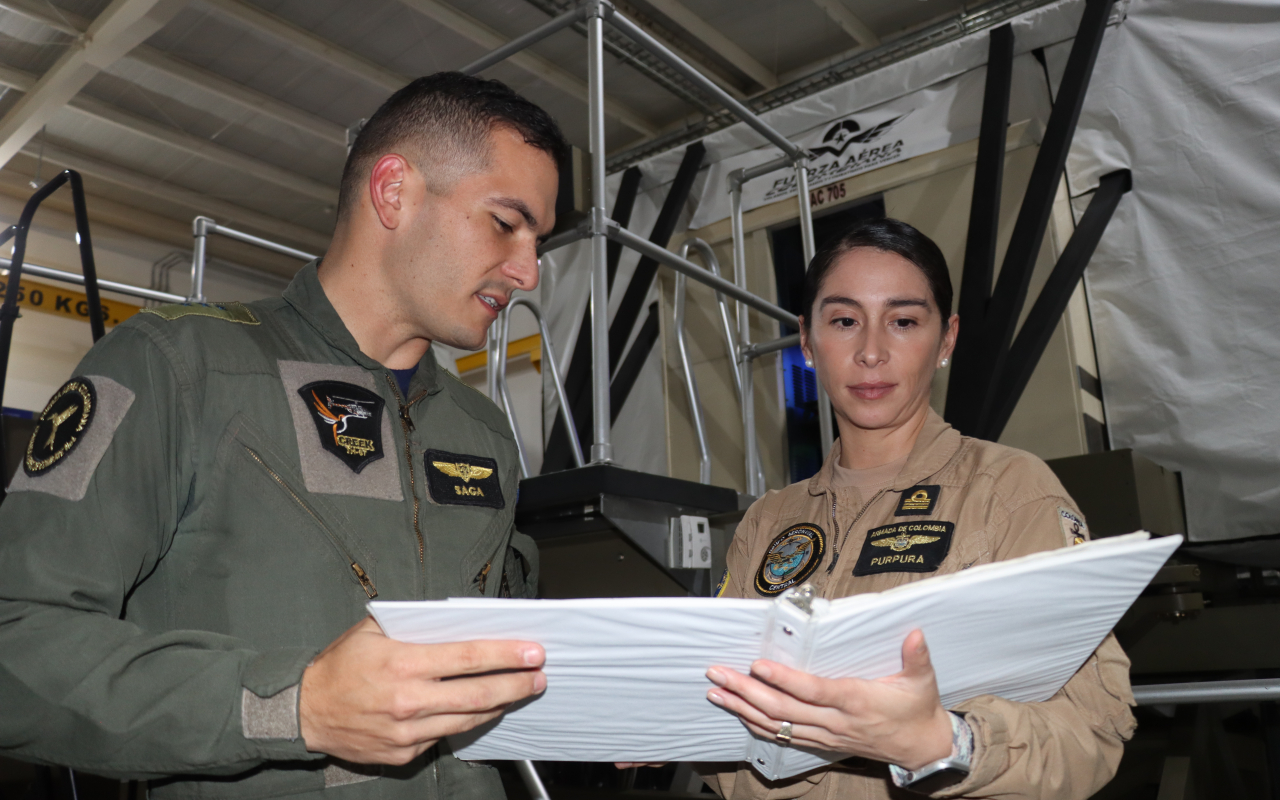 Nuevos instructores de vuelo por instrumentos hacia la excelencia en la aviación militar