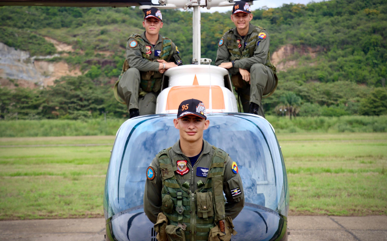 El proceso de formación como piloto de helicóptero: la historia de tres alumnos