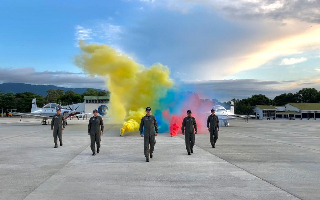 Cinco nuevos pilotos militares: un sueño alcanzado con disciplina y determinación