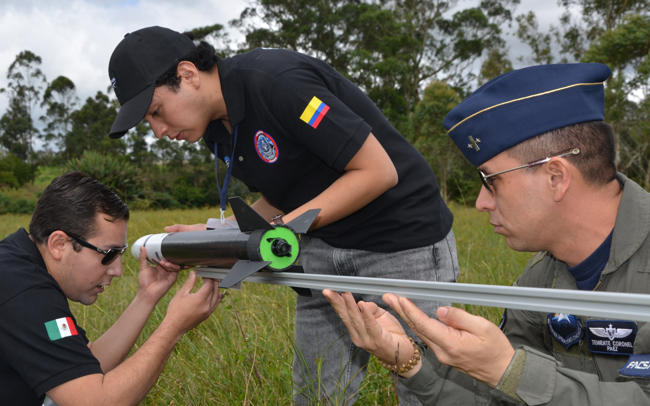 Innovación y ciencia: La Fuerza Aeroespacial Colombiana en el Concurso de Cohetería Deportiva 2024