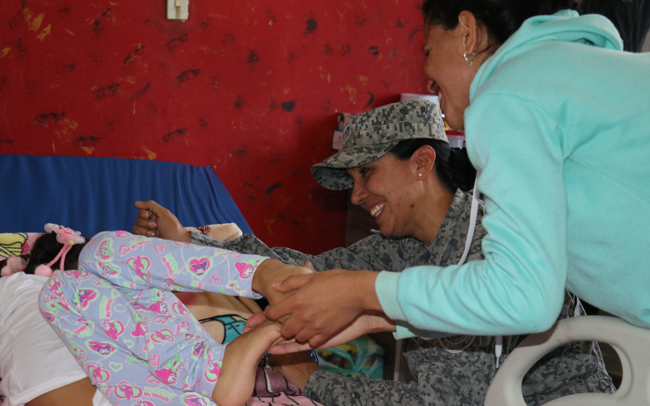 Familia en Bogotá recibe cama Hospitalaria gracias a la Fuerza Aeroespacial Colombiana