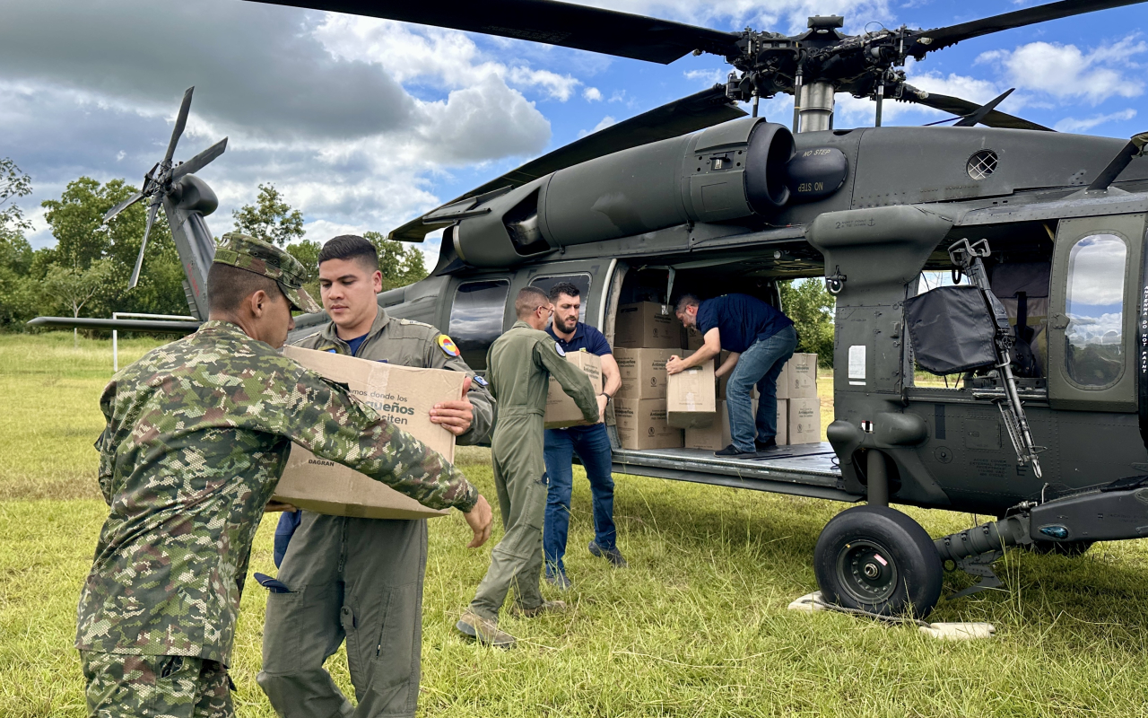En atención a la emergencia originada por la erupción del volcán Los Aburridos, ocurrido en el corregimiento San José de Mulatos, en Turbo (Antioquia), la Fuerza Aeroespacial Colombiana, FAC, en coordinación con la Gobernación de Antioquia y el Departamento Administrativo de Gestión del Riesgo y Atención de Desastres, Dagran, desplegó una misión humanitaria para asistir a las familias afectadas.   El operativo, realizado con un helicóptero UH-60 Black Hawk que despegó desde el Comando Aéreo de Combate No. 5