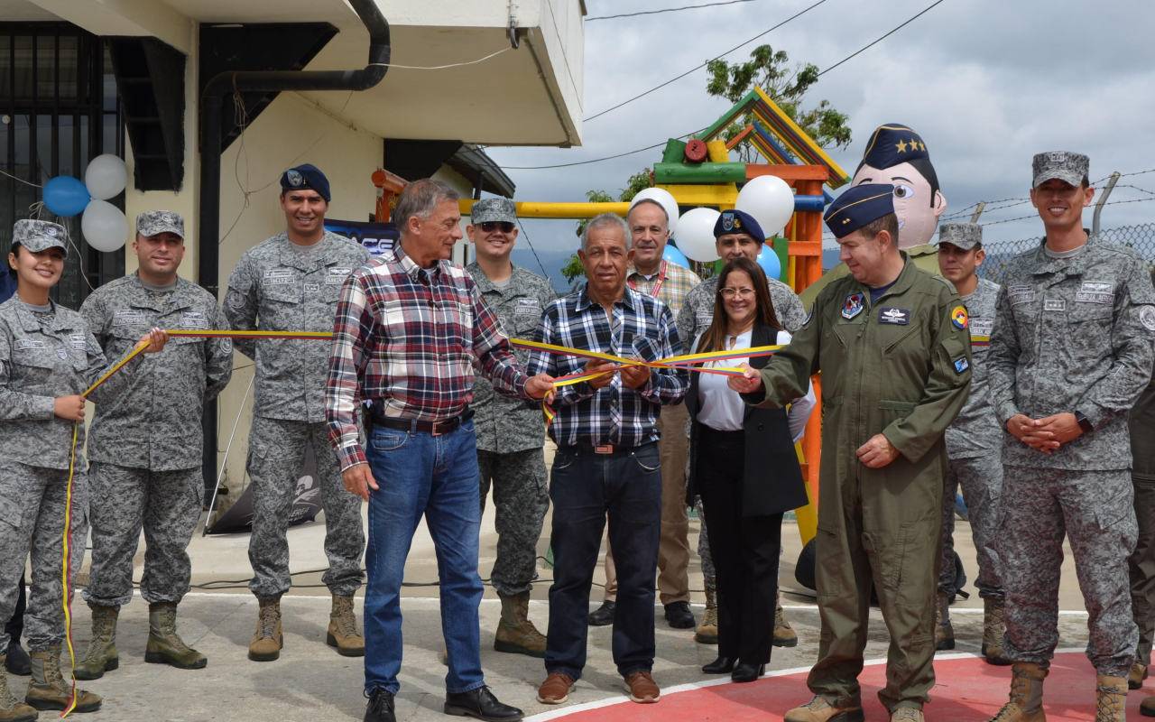 La Fuerza Aeroespacial Colombiana contribuye al desarrollo educativo en Rionegro