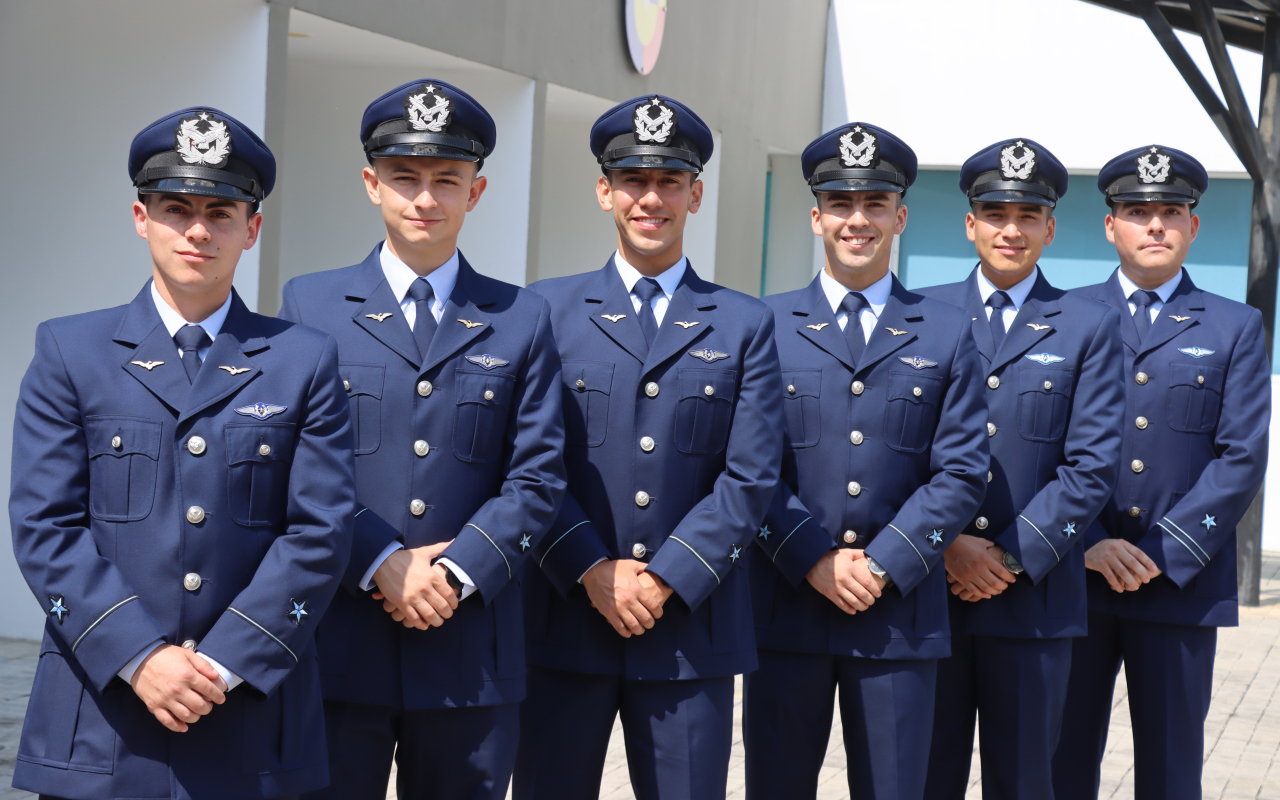 Oficiales chilenos culminan con éxito el curso de helicópteros en Colombia