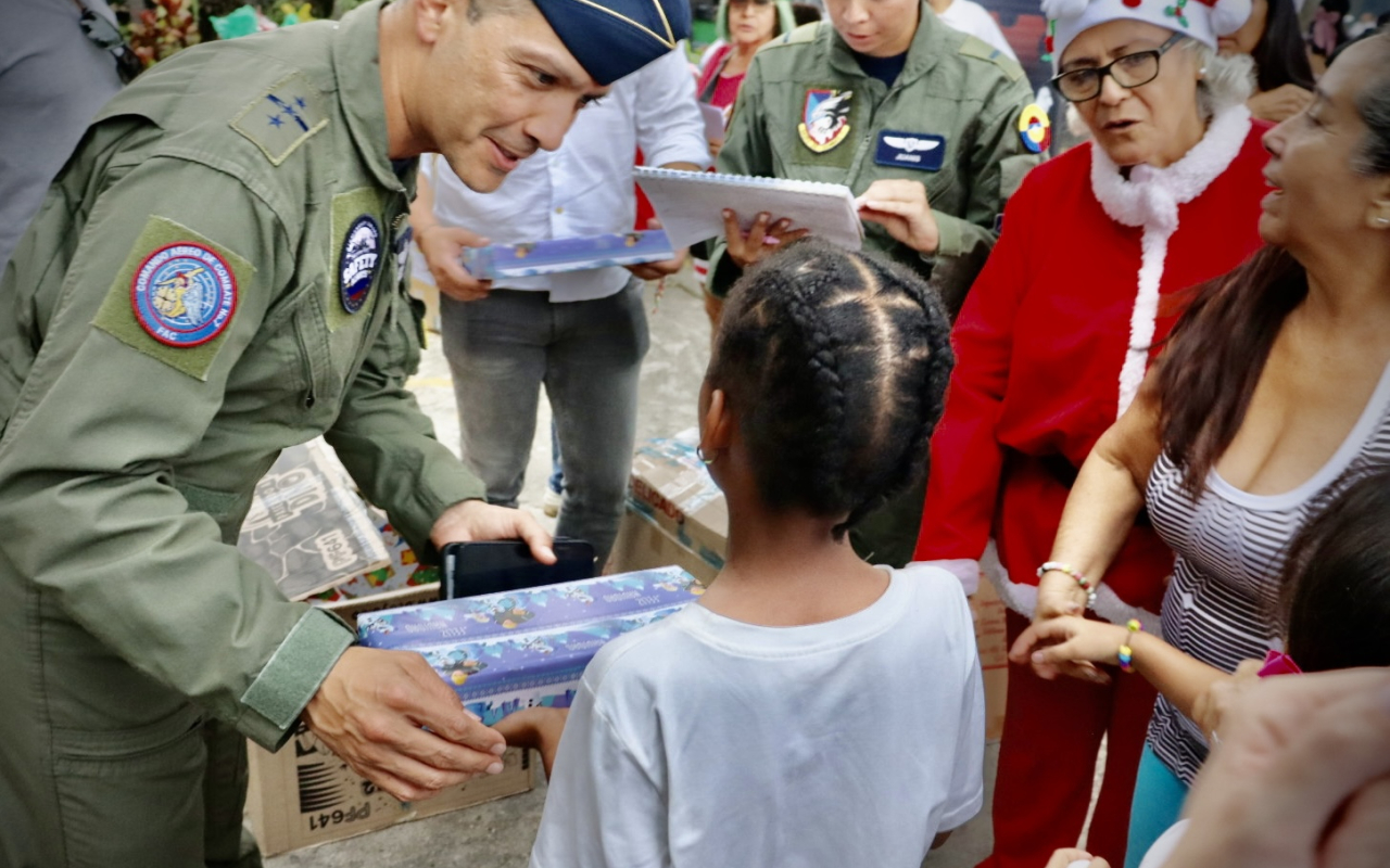 Finalizamos con alegría la entrega de regalos en barrios caleños