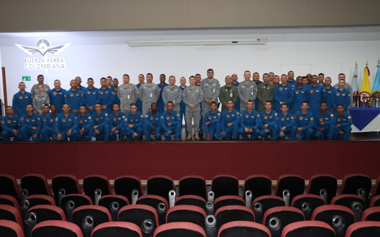 Culmina exitosamente primer curso de bomberos aeronáuticos para Soldados Profesionales