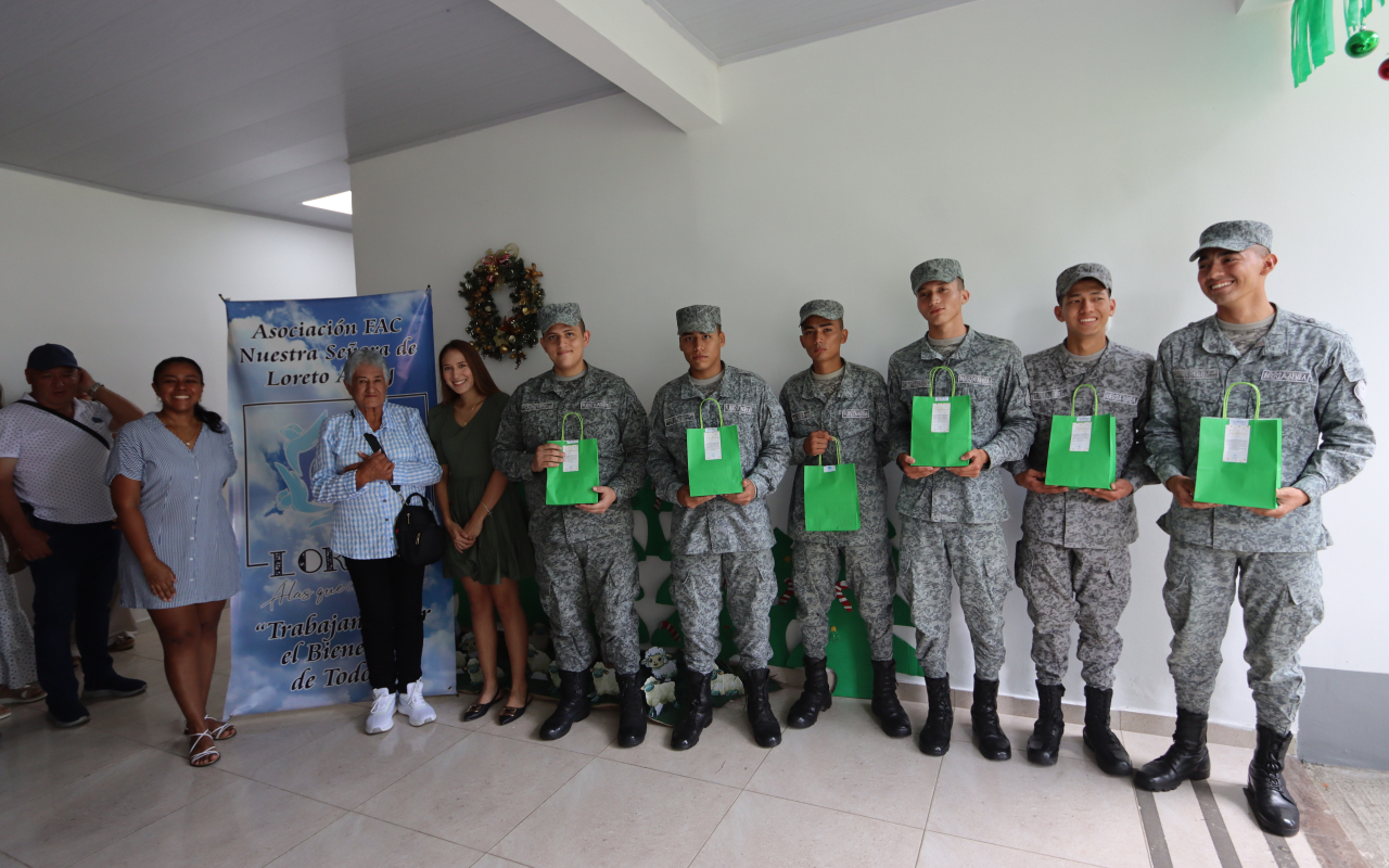 Jóvenes cumplen su servicio militar y regresan orgullosos a casa en navidad 