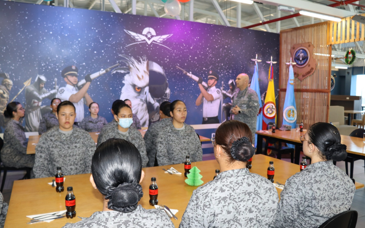 Primeras mujeres que se preparan para prestar el servicio militar en la FAC, celebraron la navidad