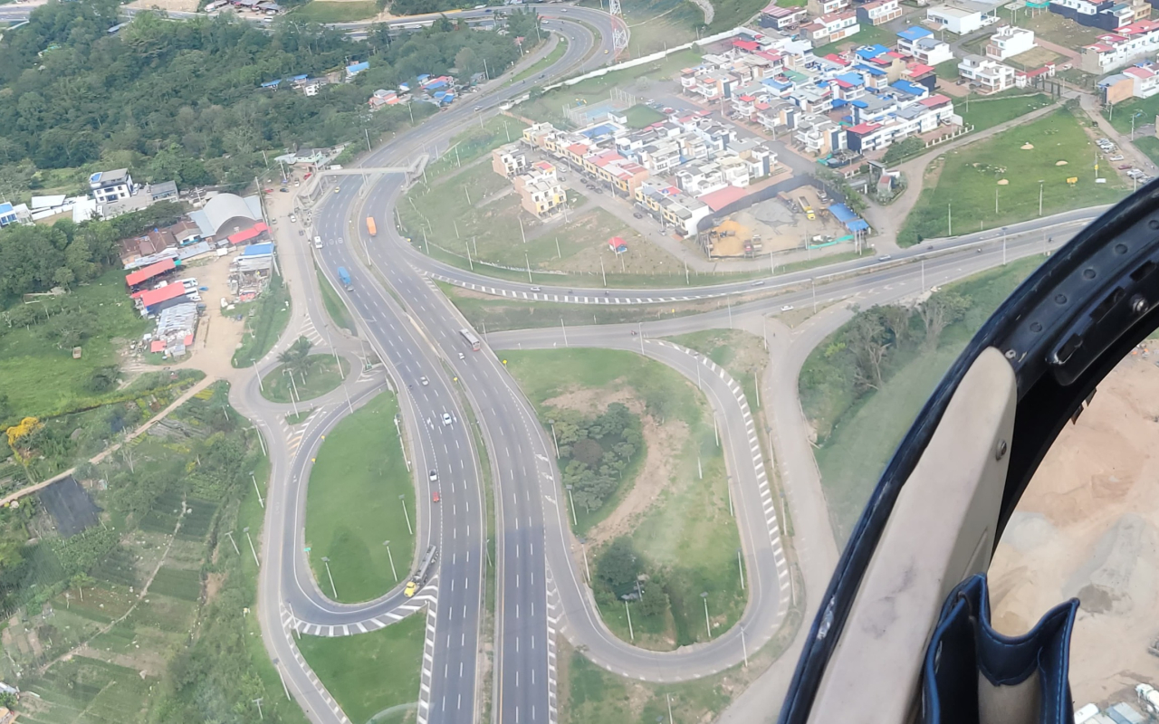 Patrullajes aéreos refuerzan la movilidad segura de viajeros en fin de año