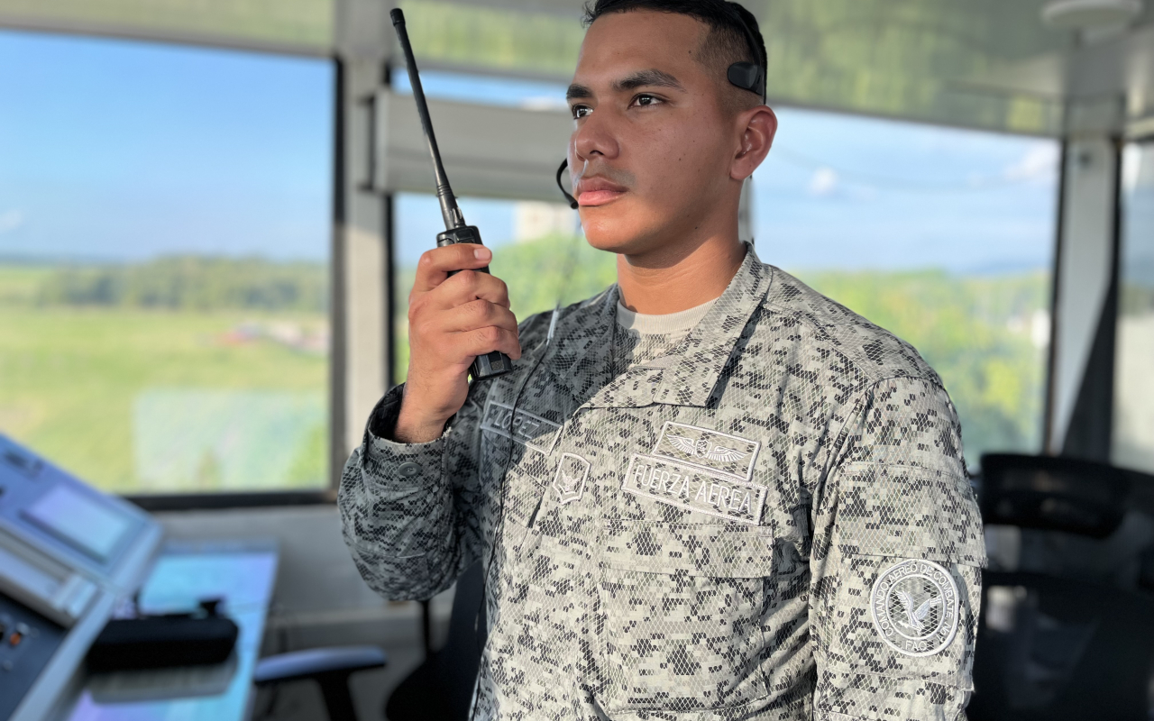 Controladores de tránsito aéreo: guardianes del cielo colombiano