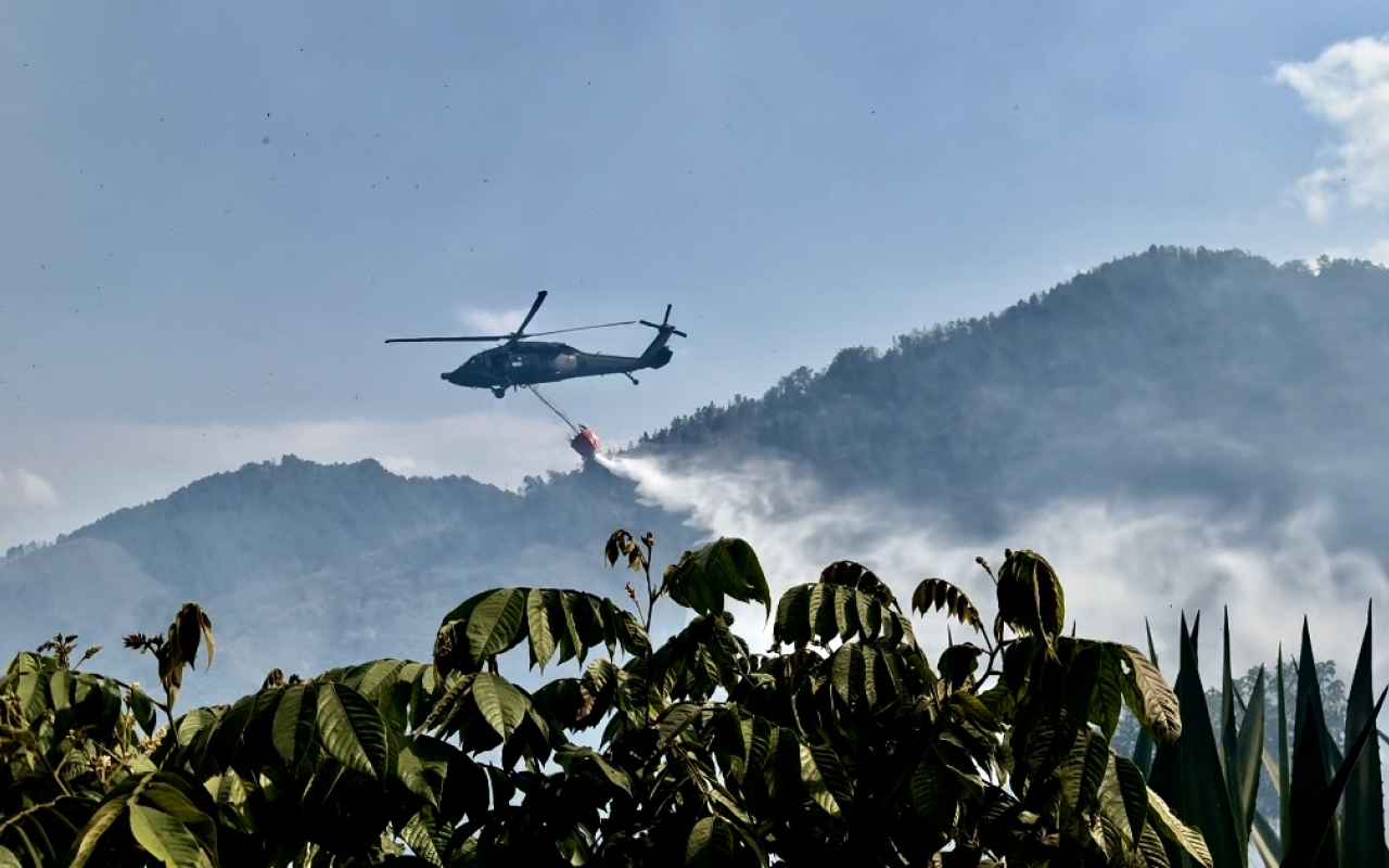 Operación aérea contribuye en la extinción de incendio en Pichindé, Cali