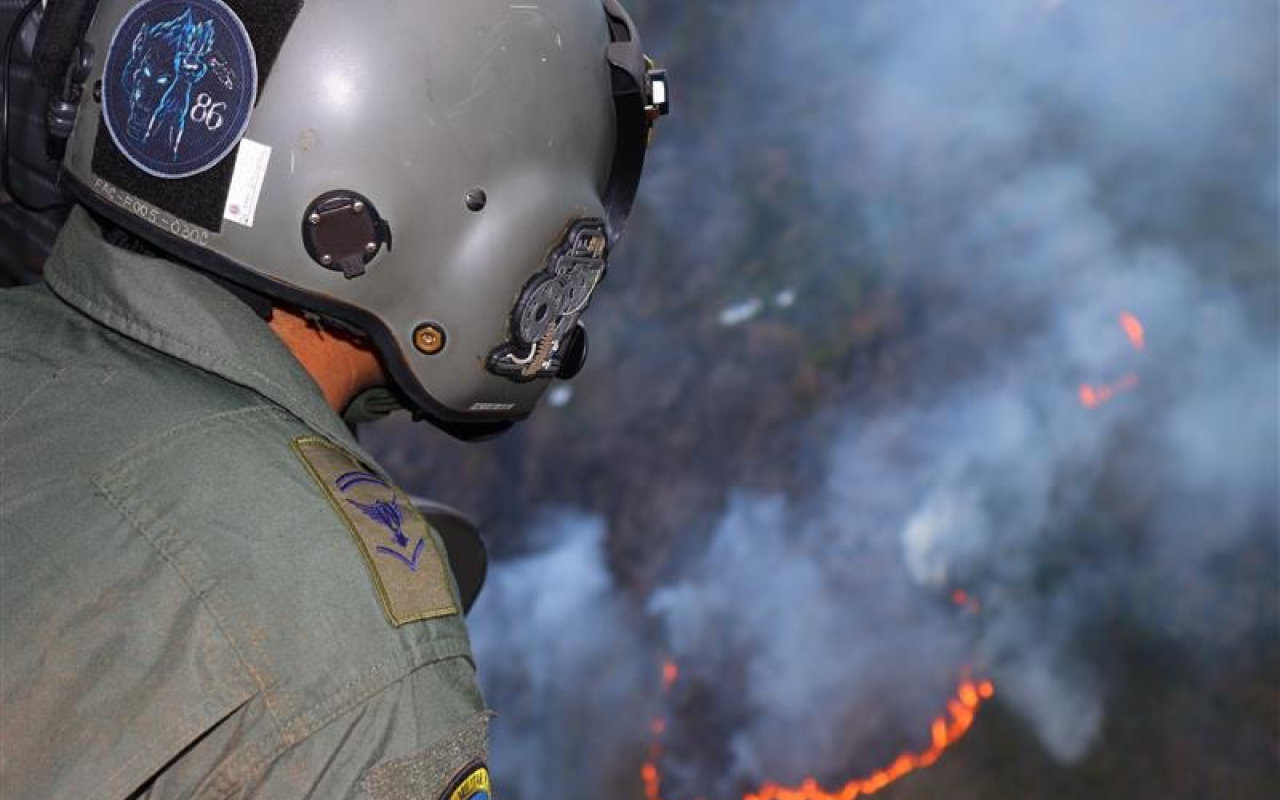 Desde el aire se combate feroz incendio en el Valle del Cauca