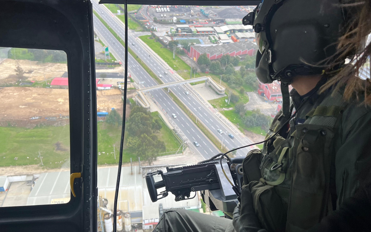 Fuerza Aeroespacial refuerza seguridad vial en Bogotá durante reyes