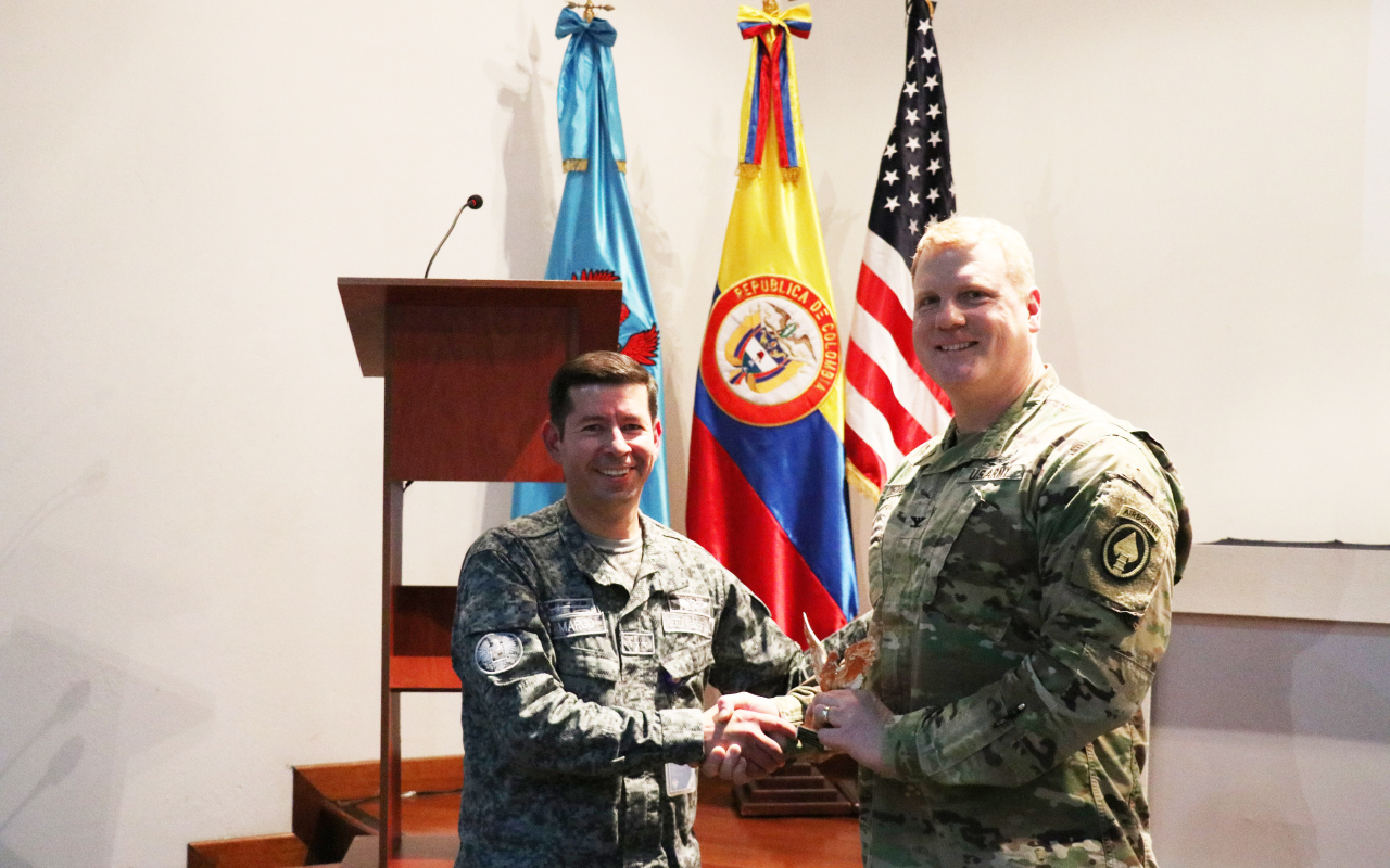 Visita estratégica del instituto académico de los Estados Unidos afianza lazos de cooperación con la FAC