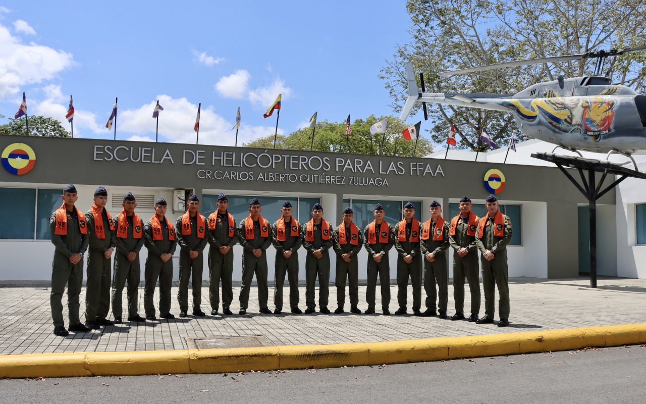 Alféreces reciben sus bufandas y avanzan en su formación como pilotos