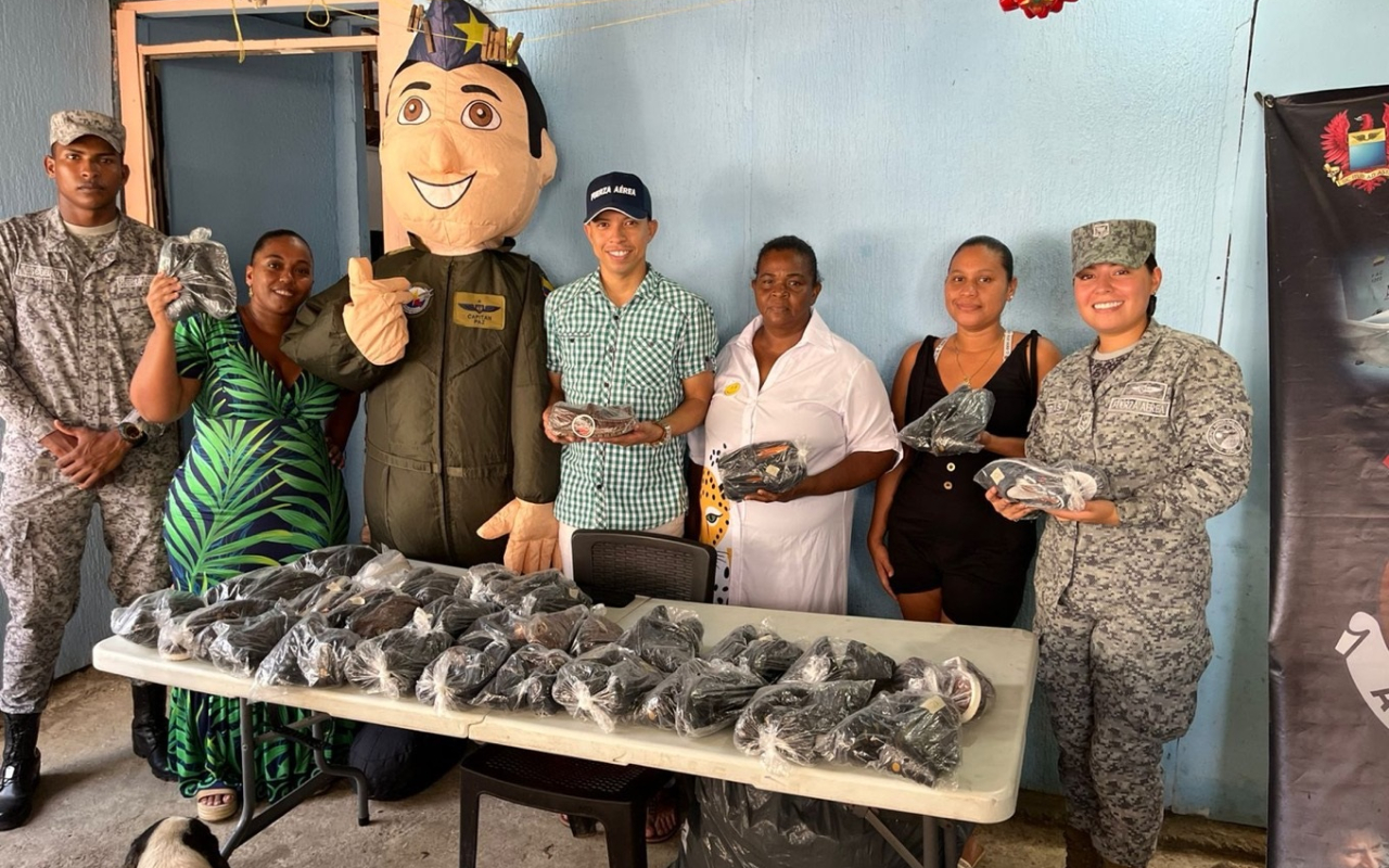 Fuerza Aérea lleva sonrisas a San Andrés entregando zapatos con corazón