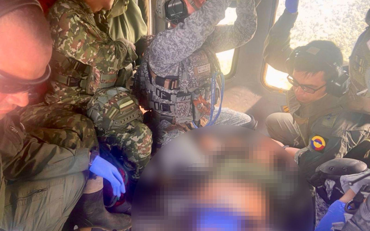 En un helicóptero UH-60, dos soldados afectados por mina antipersonal son evacuados