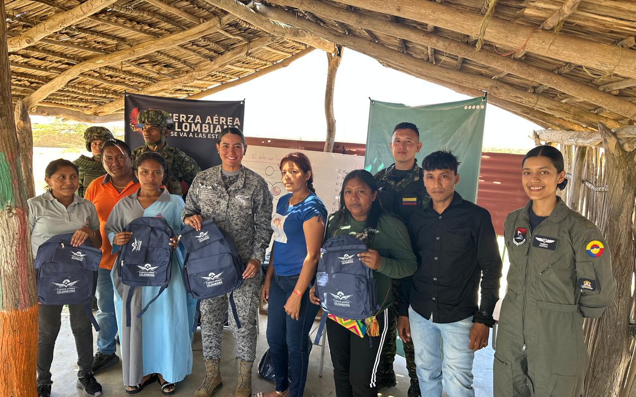 Entrega de útiles escolares a instituciones étnicas en La Guajira