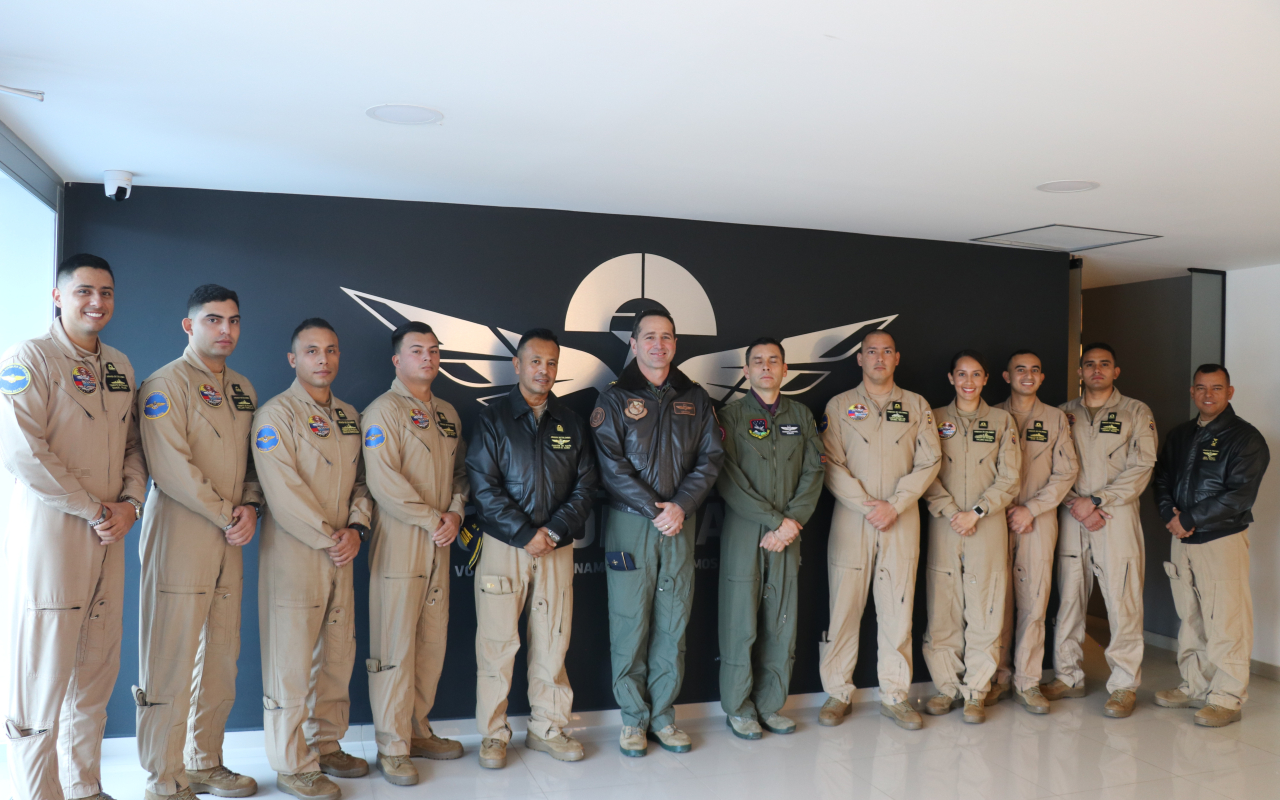 Copilotos al servicio de la Aviación Naval capacitados por la Fuerza Aeroespacial Colombiana