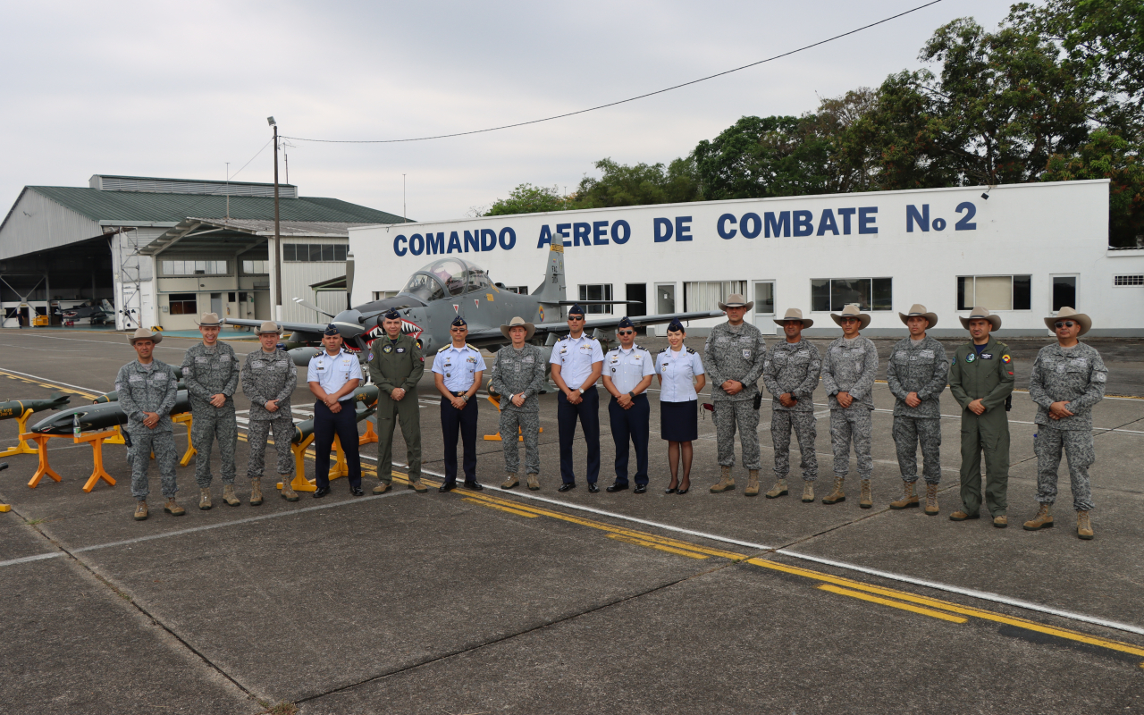 Servicio Aeronaval de Panamá conoce las capacidades Aeroespaciales de Colombia