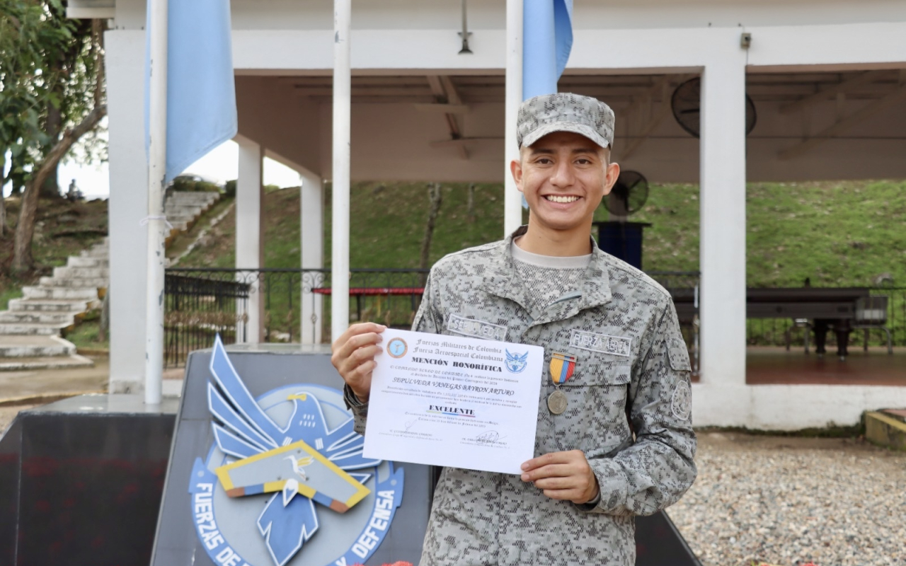 Jóvenes culminan su servicio militar con honores