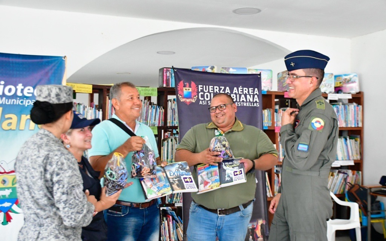 Recursos educativos y humanitarios fueron transportados a Solano, Caquetá, por Fuerza Aeroespacial