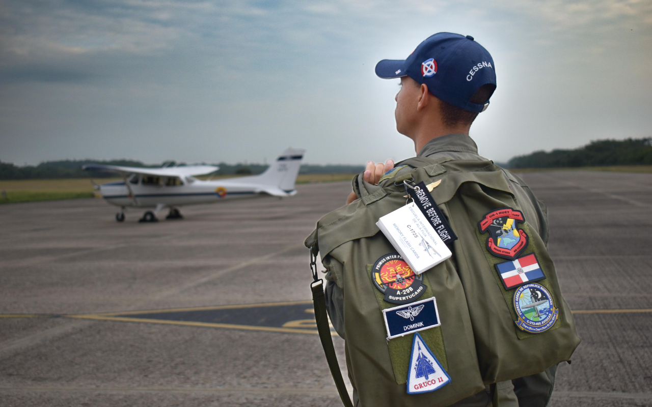 Cadete dominicano vuela solo por primera vez en la Fuerza Aeroespacial Colombiana