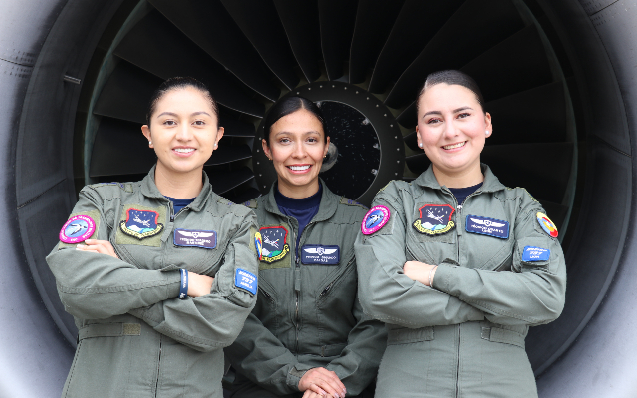 Tres mujeres Maestras de Carga a bordo de la misión de los Boeing 737 de la FAC