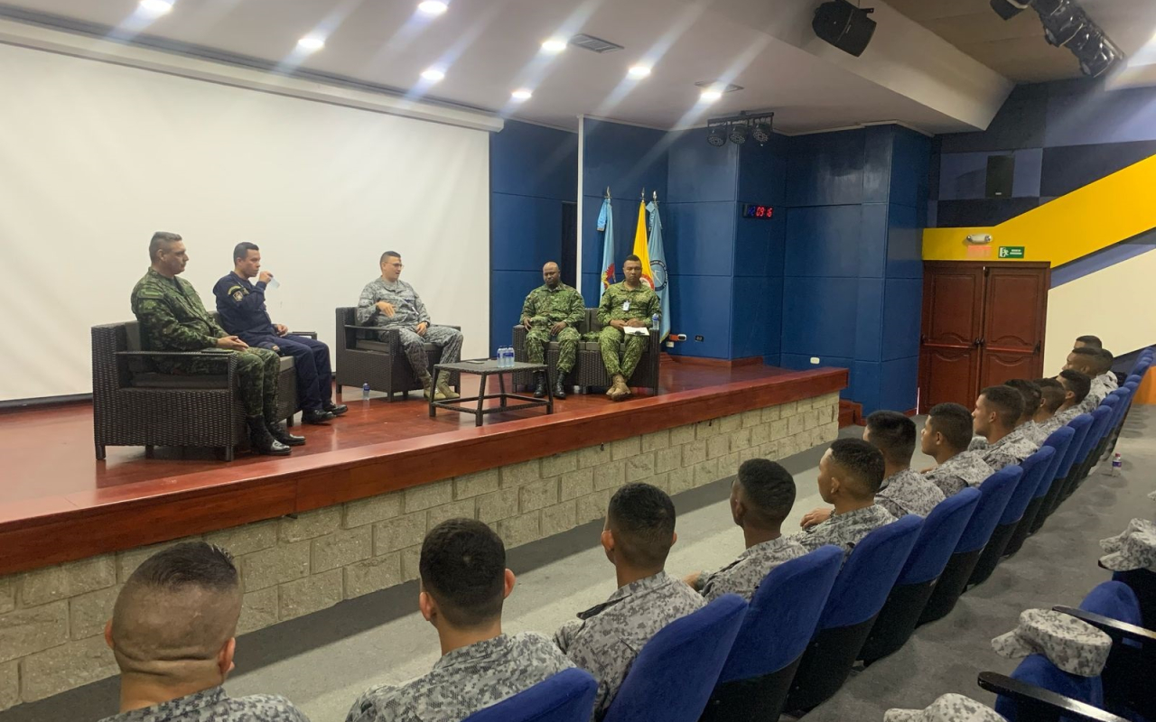Primer conversatorio para Soldados Profesionales de la Fuerza Aeroespacial es realizado en CACOM 3