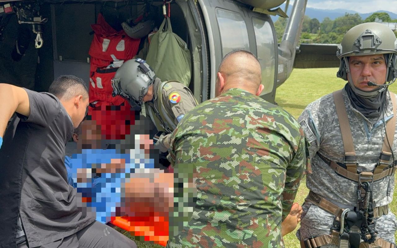 Fuerza Aeroespacial Colombiana realiza evacuación aeromédica de policías heridos en Antioquia