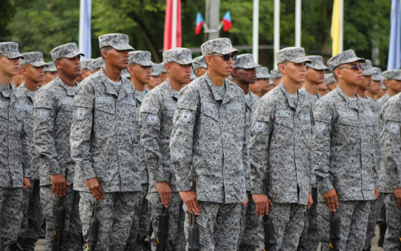 Con orgullo patrio 681 soldados del primer contingente del 2025, realizaron el juramento a la bandera como muestra de entrega absoluta al servicio de la patria, la ceremonia tuvo lugar en el Comando Aéreo de Combate No. 1, CACOM 1, de su Fuerza Aeroespacial Colombiana en Puerto Salgar, Cundinamarca. El acto, presidido por el señor Brigadier General Comandante de esta Unidad, representó un momento trascendental en la formación de los nuevos integrantes del servicio militar voluntario. Durante el acto protoco