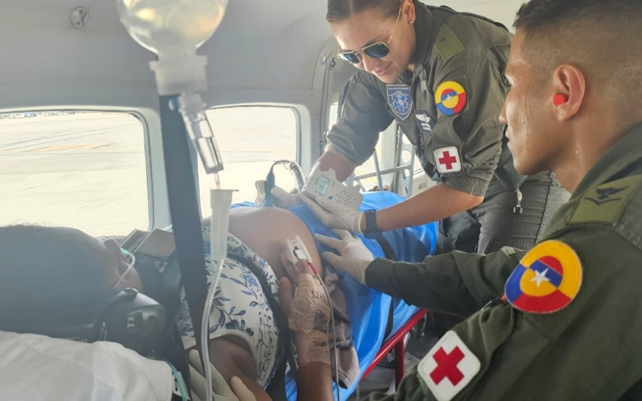 Fuerza Aeroespacial trasladó a gestante en estado crítico desde Providencia